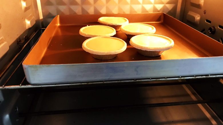 全蛋无奶油蛋挞,放入预热好的烤箱中层180度烤20分钟左右，表面有焦糖斑点即可