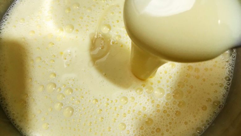 全蛋无奶油蛋挞,加入炼奶搅拌均匀