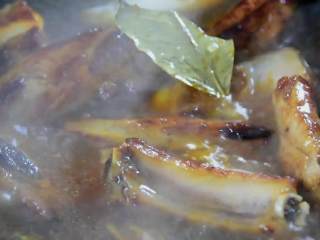 红烧排骨炖土豆—这样炖的排骨我能吃一锅,加开水淹没排骨，小火炖40分钟后加入土豆。
