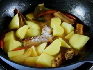 红烧排骨炖土豆—这样炖的排骨我能吃一锅,加适量盐调味，再炖15分钟。