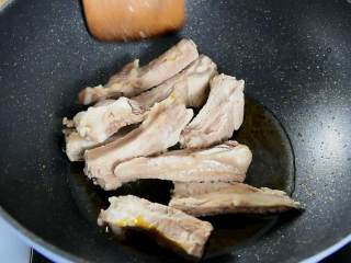 红烧排骨炖土豆—这样炖的排骨我能吃一锅,倒入排骨炒匀。