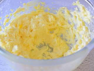 西瓜小饼干,黄油切成小块，放在室温软化至软，用手指按一下，能有一个手指印就可以了，加入糖粉，先手动搅拌一下，再用打蛋器打发均匀即可，分三次加入鸡蛋液，每次都要打发均匀，再加下一次