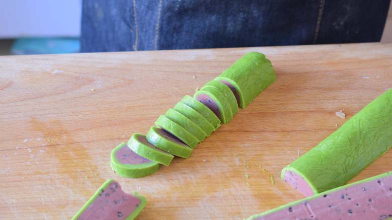 西瓜小饼干,从中间切开，再切成片，厚度大概在0.5厘米左右，切的时候，烤箱就可以预热了