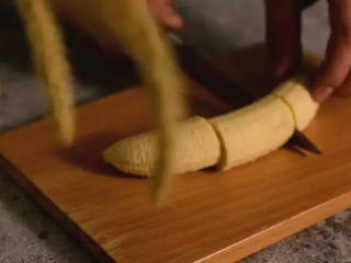 一道吃了能让人开心的脆皮燕麦香蕉,香蕉切段备用