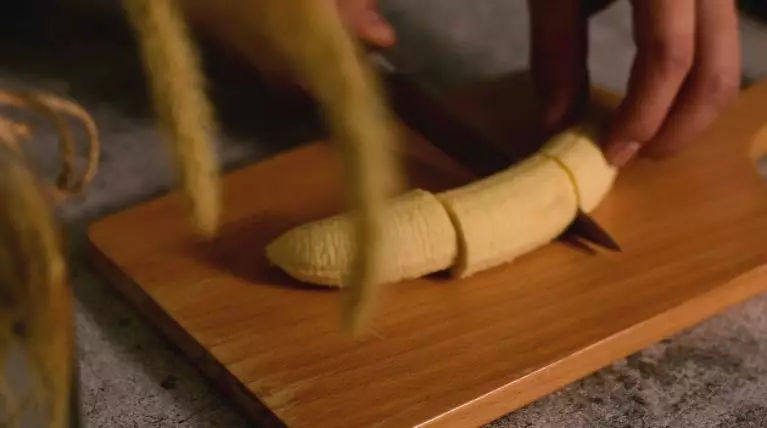一道吃了能让人开心的脆皮燕麦香蕉,香蕉切段备用