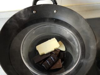 燕麦巧克力能量球,巧克力和黄油放入碗中，小火加热、并用筷子不断搅拌，直到它们完全融化。黑巧克力不够，我放了点果仁巧克力
