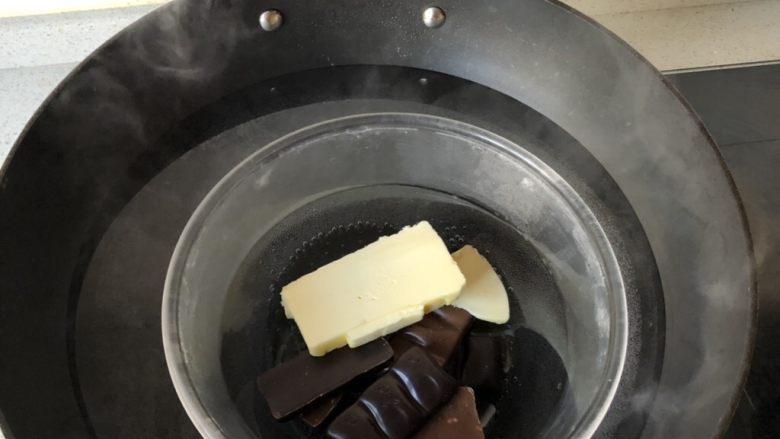 燕麦巧克力能量球,巧克力和<a style='color:red;display:inline-block;' href='/shicai/ 887'>黄油</a>放入碗中，小火加热、并用筷子不断搅拌，直到它们完全融化。黑巧克力不够，我放了点果仁巧克力
