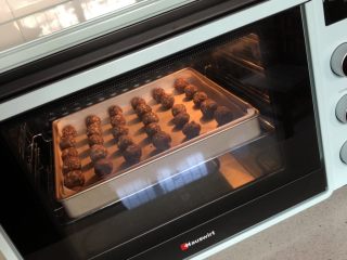 燕麦巧克力能量球,送入预热好的烤箱、中层、上下火180度烤20分钟左右。