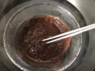 燕麦巧克力能量球,几分钟后巧克力和黄油也完全融化了