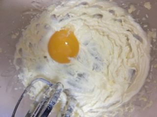 蛋黄椰蓉球,分两次加入蛋黄