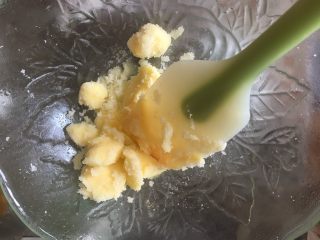蛋黄椰蓉球,将糖加入黄油隔水加热软化，不要融化成液体，图中这个状态就可以了