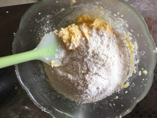 蛋黄椰蓉球,倒入椰蓉、低粉、奶粉和牛奶