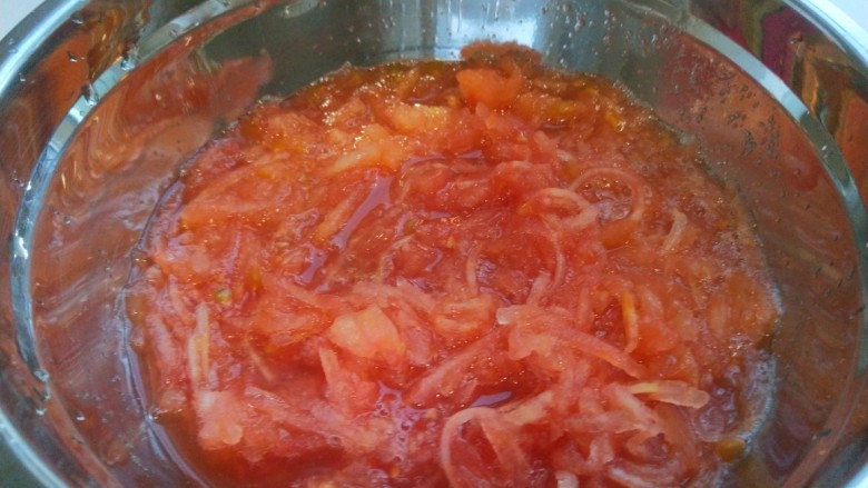 新文美食  山西打卤番茄酱,番茄用擦丝器擦丝。
