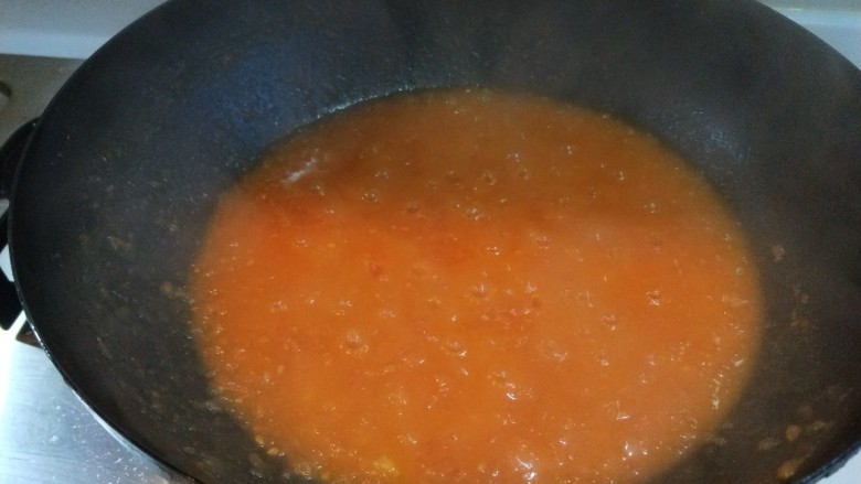 新文美食  山西打卤番茄酱,中火熬制汤汁浓稠。