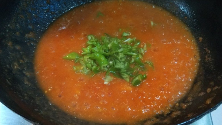 新文美食  山西打卤番茄酱,加入螺丝椒翻炒均匀。