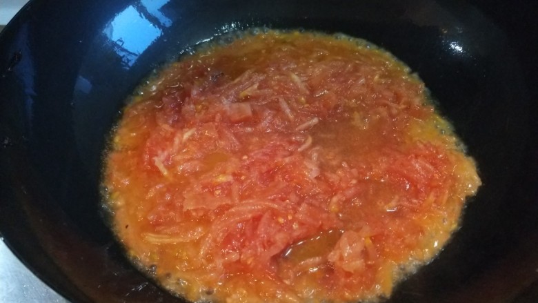 新文美食  山西打卤番茄酱,倒入番茄丝。