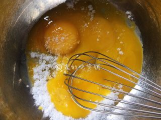 网红的肉松小贝,细砂糖加入蛋黄中，用手动打蛋器搅打均匀