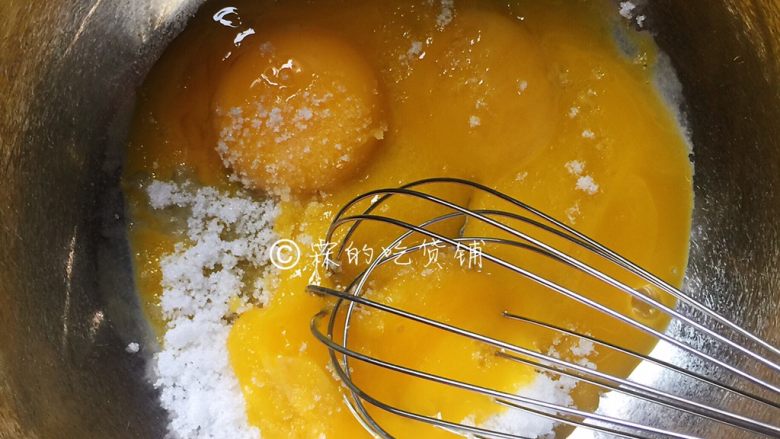 网红的肉松小贝,细砂糖加入蛋黄中，用手动打蛋器搅打均匀