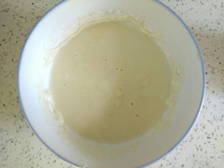 炒馒头丁,小碗中放入适量面粉，适量盐，加入适量清水，调成糊状