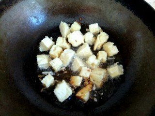 炒馒头丁,锅中放入适量植物油，烧热，放入裹上面粉汁的馒头丁