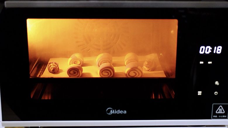蝶豆花双色花样馒头,二次发酵好的生胚再次放入蒸烤箱里，启动蒸烤模式20分钟后焖5分钟再打开蒸烤箱取出馒头即可。