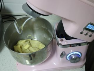 自制吐司片,将所有食材放入厨师机桶内，揉成面团后加入软化好的黄油，再揉10分钟。