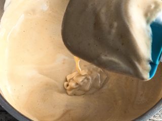 咖啡奶油蛋糕,用翻拌的手法拌匀蛋糕糊。