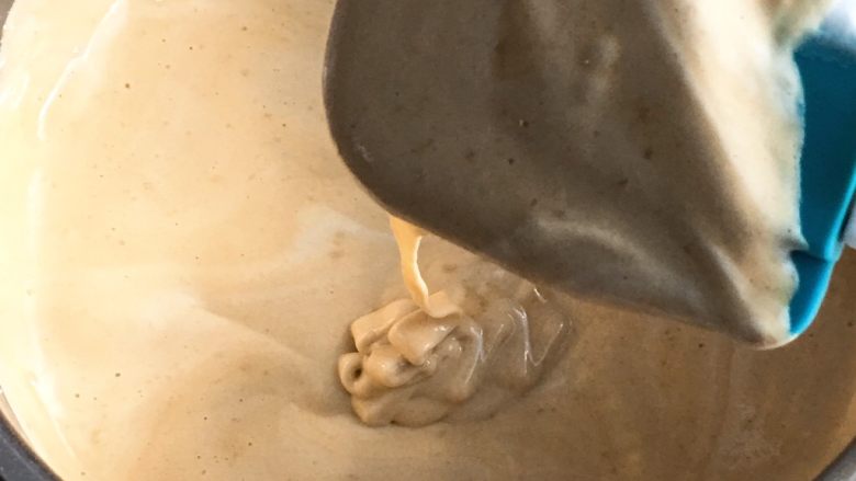 咖啡奶油蛋糕,用翻拌的手法拌匀蛋糕糊。