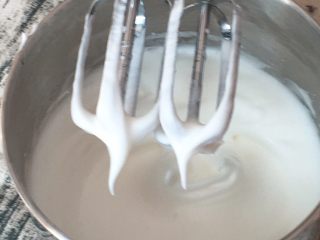 咖啡奶油蛋糕,再搅打50圈，蛋白变得细腻光滑，加入最后的细砂糖。
