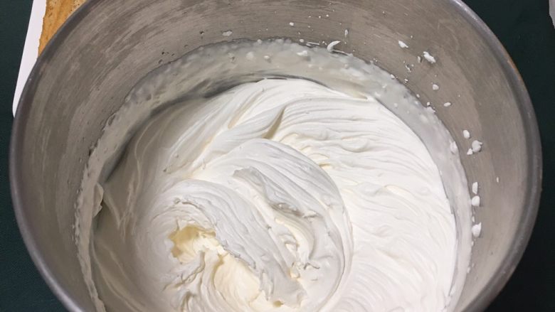 咖啡奶油蛋糕,用打蛋器打发至可以裱花的状态，奶油霜装入裱花袋中。
