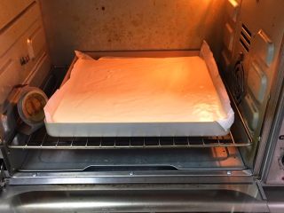 咖啡奶油蛋糕,烤箱预热至150度，金盘送入烤箱烤制20分钟。