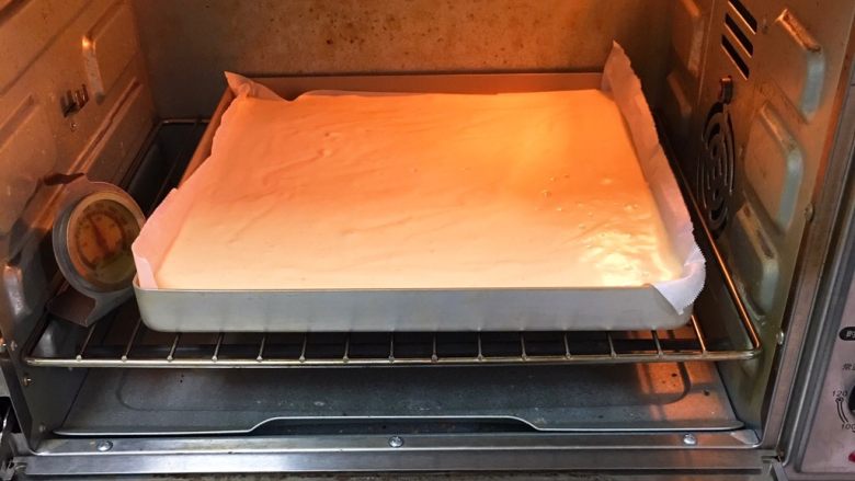 咖啡奶油蛋糕,烤箱预热至150度，金盘送入烤箱烤制20分钟。
