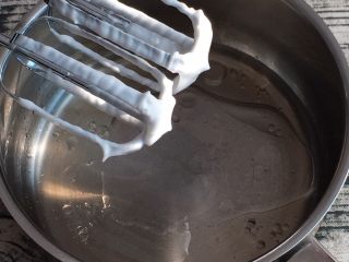 咖啡奶油蛋糕,清水和玉米油混合，加入盐用打蛋器低速搅拌至混合。