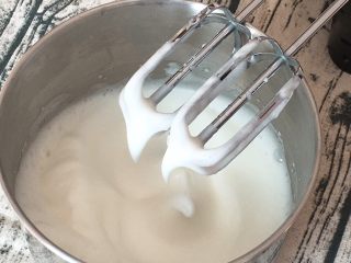 咖啡奶油蛋糕,继续搅打50圈，蛋白出现下垂的弯钩，加入15克细砂糖。