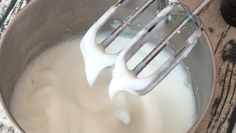 咖啡奶油蛋糕,继续搅打50圈，蛋白出现下垂的弯钩，加入15克细砂糖。