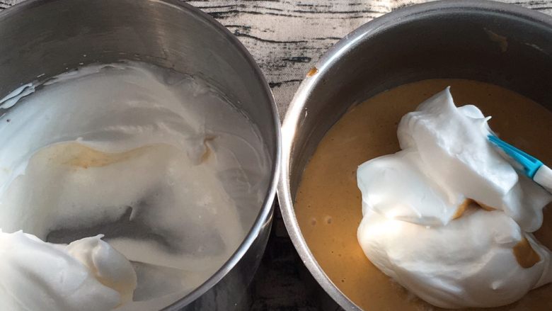 咖啡奶油蛋糕,取三分之一的蛋白进蛋黄糊中。