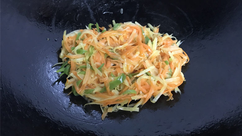 青椒胡萝卜炒土豆丝,简单的食材，简单的做法，营养却不简单，味道也鲜美。