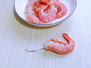 红虾尾这样做味道太赞了,首先将红虾尾去除虾先，从虾头的部位用力一拉，虾线就出来啦！依次做完。