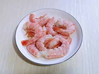 红虾尾这样做味道太赞了,去除虾线的红虾尾清洗干净，加入料酒腌制15分钟。