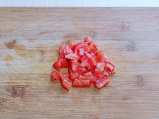 红虾尾这样做味道太赞了,番茄洗干净，切碎。