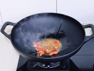 红虾尾这样做味道太赞了,起油锅，加入切碎的番茄，姜丝翻炒。