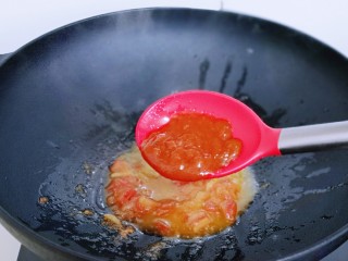 红虾尾这样做味道太赞了,待番茄炒碎时加入番茄酱。
