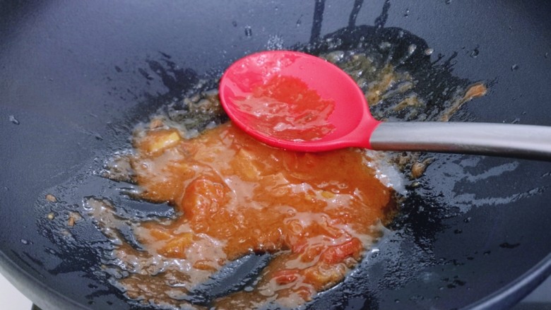 红虾尾这样做味道太赞了,将番茄酱与番茄炒均匀至融合。
