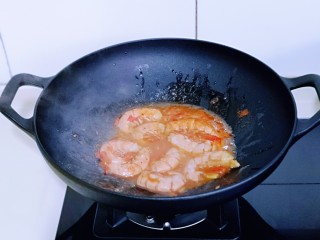 红虾尾这样做味道太赞了,再加入腌制好的红虾尾，加入半小碗水。