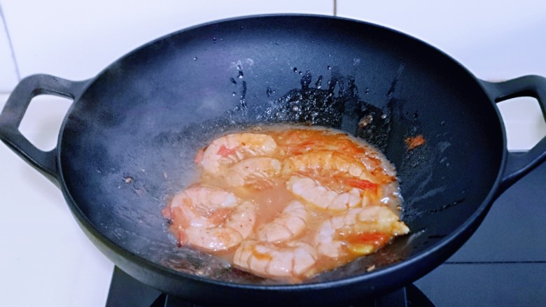 红虾尾这样做味道太赞了,再加入腌制好的红虾尾，加入半小碗水。