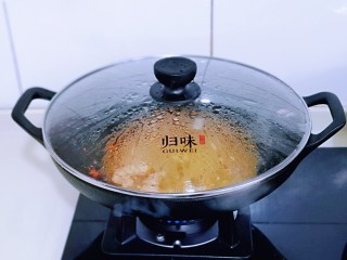 红虾尾这样做味道太赞了,盖上盖子，中小火焖煮2分钟。
