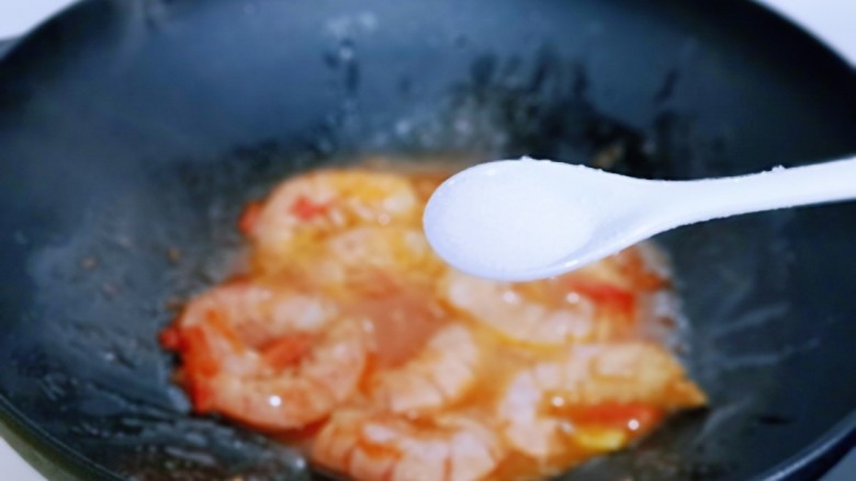 红虾尾这样做味道太赞了,2分钟后按个人口味加入盐调味。