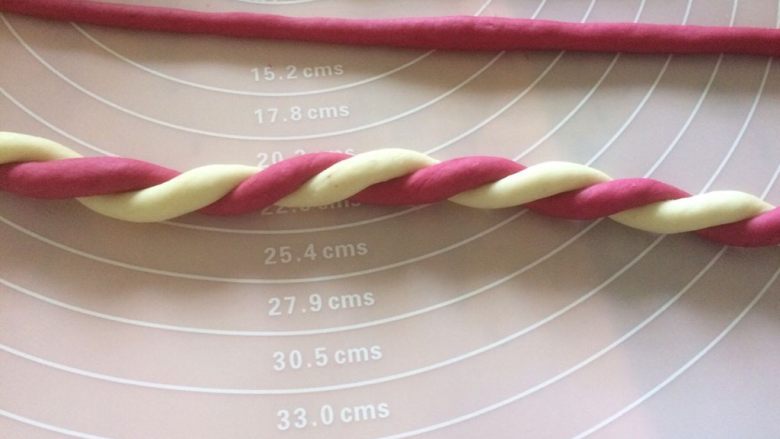 不怕吃坏牙的棒棒糖,取2根不同颜色的，头尾捏紧，扭成麻花状；