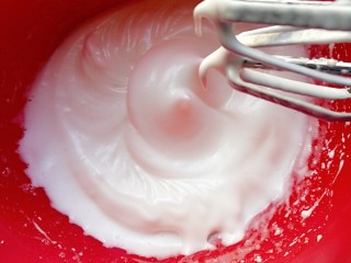 淡奶油蛋糕（水浴法）,25g白糖分三次倒入蛋清内，打发至提起打蛋器有一个小弯钩（不要打发的太硬）