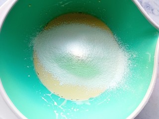 淡奶油蛋糕（水浴法）,筛入低筋面粉